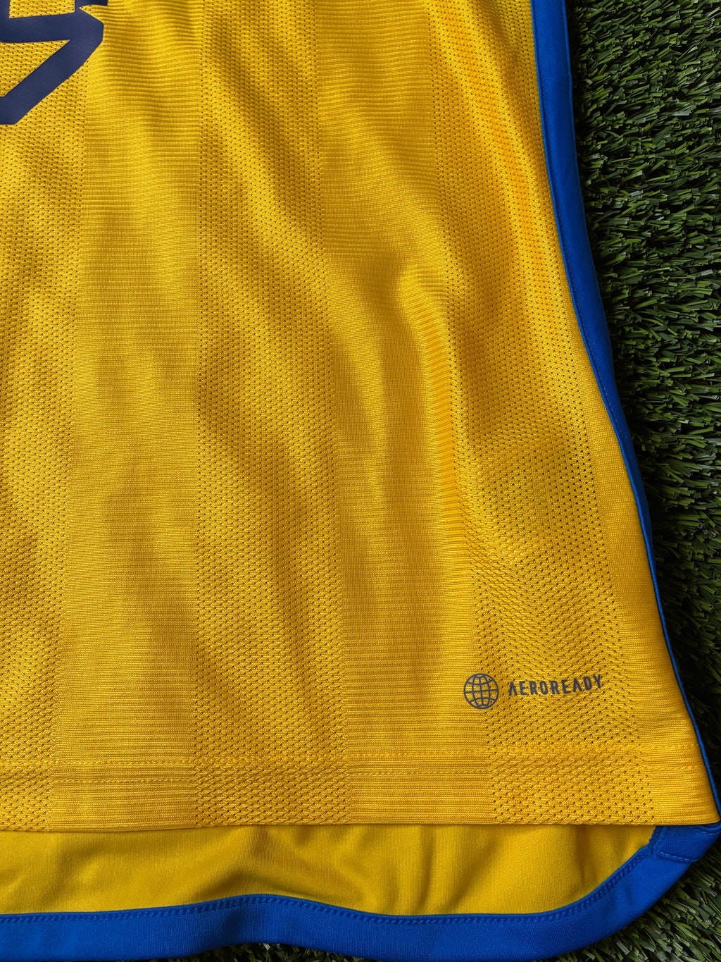 Adidas Isak #9 Sweden 22/23 Home Jersey Size Men’s Medium