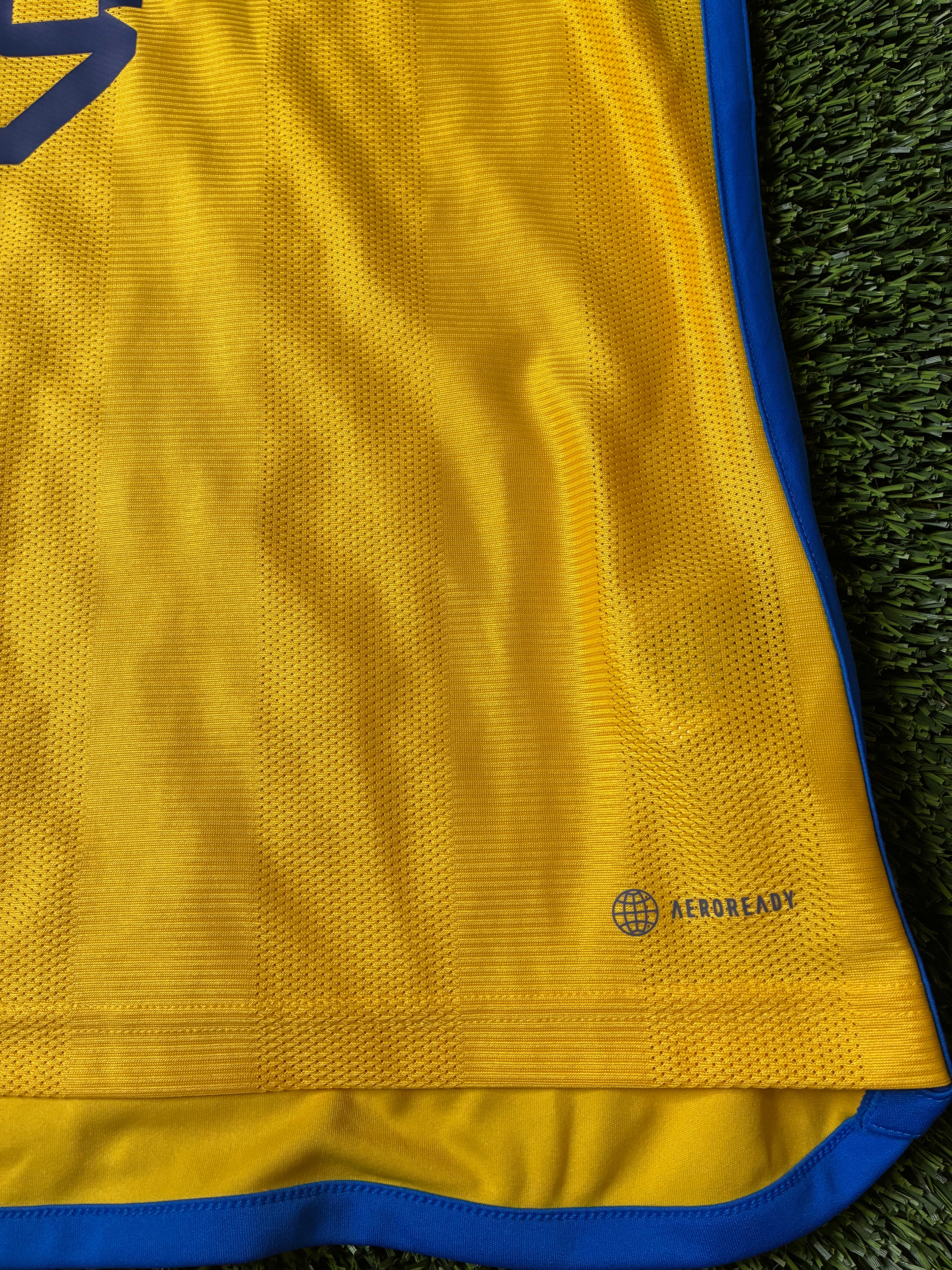 Adidas Isak #9 Sweden 22/23 Home Jersey Size Men’s Medium