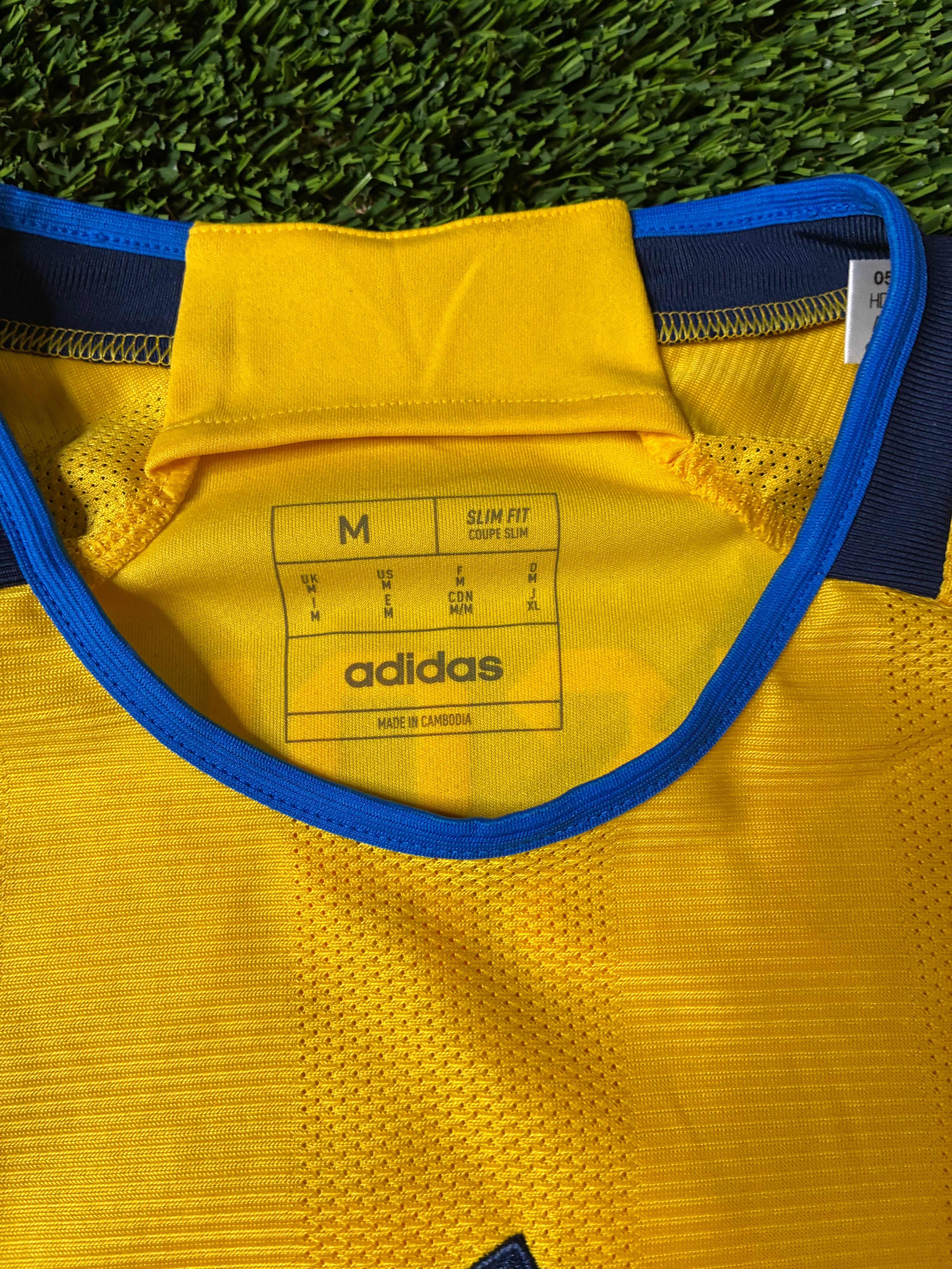 Adidas Isak #9 Sweden 22/23 Home Jersey Size Men’s Medium